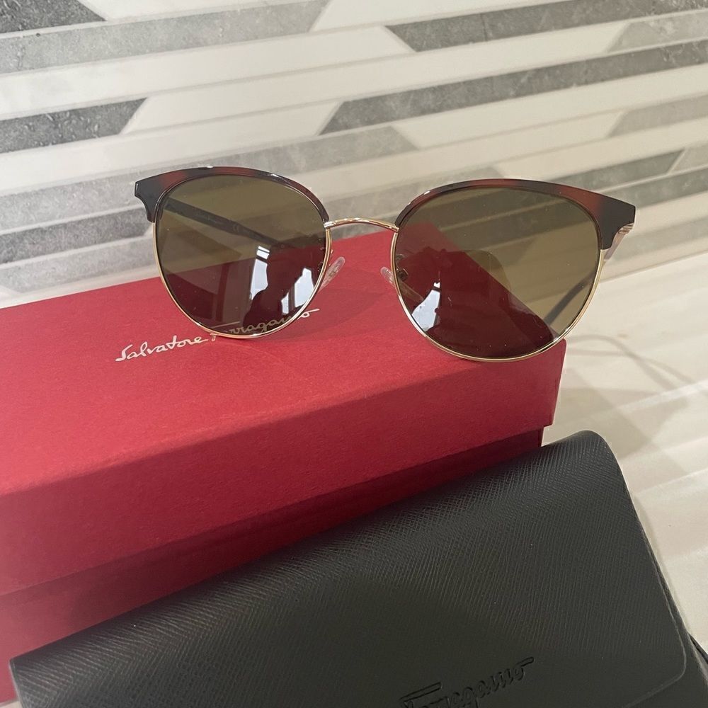 NIB SALVATORE FERRAGAMO SF2201S-723-53 Ladies Sunglasses